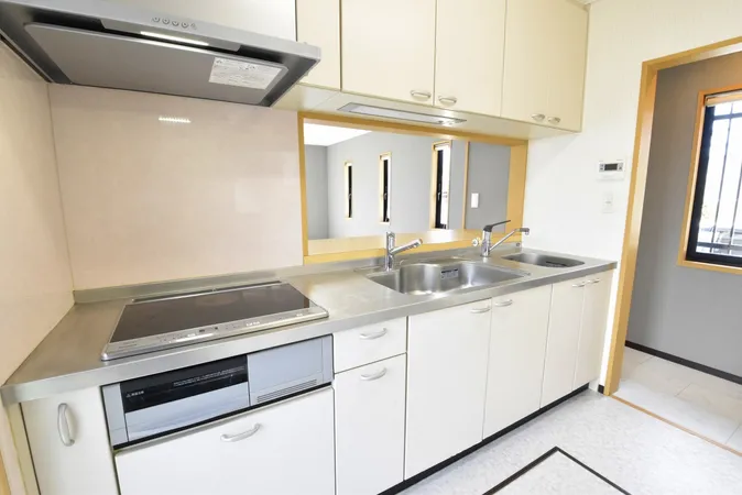 キッチンからリビングが見渡せる対面キッチンを採用しています。