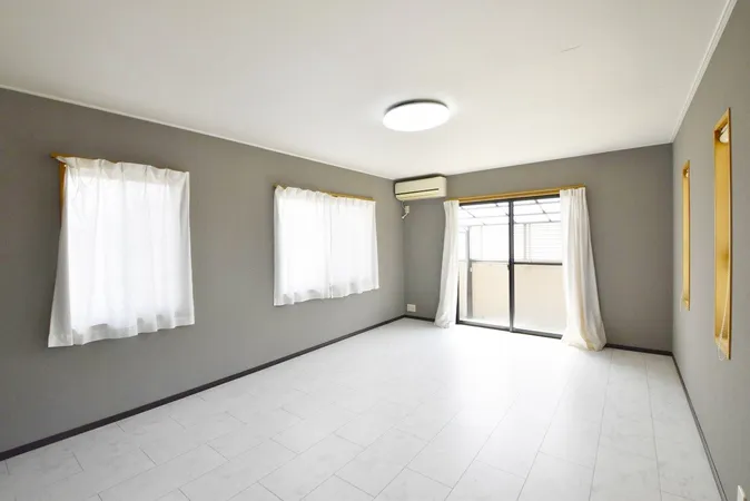 広いリビングは家族が自然と集まる居心地の良い空間です。