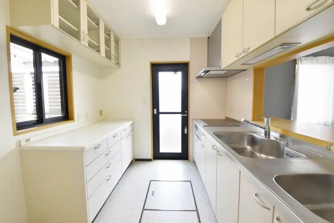 キッチンはゴミ出しに便利な勝手口付きです。