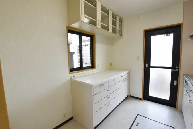 キッチンには収納力のあるカップボードを設置しています。