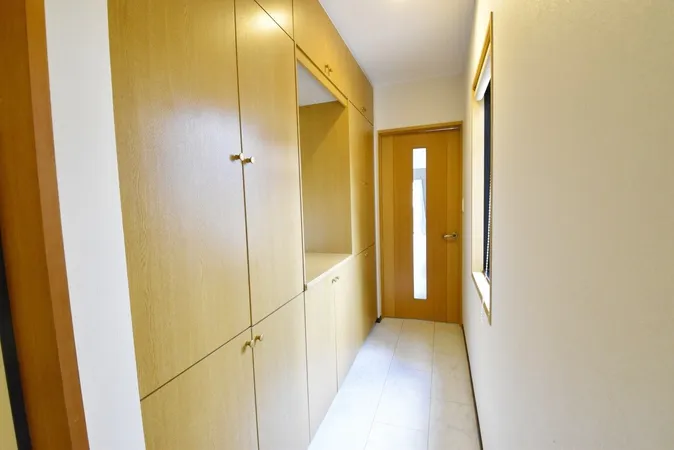 廊下収納があり、日常的な収納に対応しています。