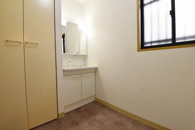 洗面室には、リネンや衣類を収納できる棚を備えています。