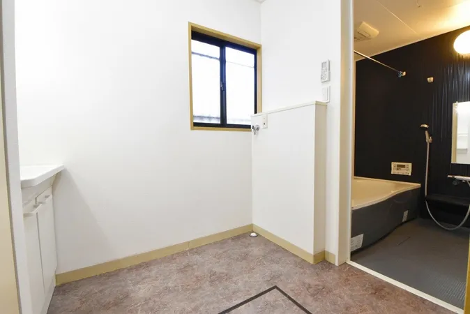 窓付きの洗面所で、自然光が差し込む明るい空間です。