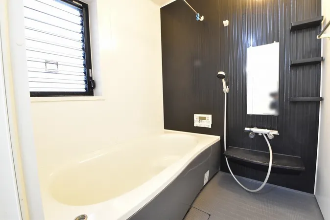 シックな色調を随所に取り入れた、落ち着きのある浴室です。