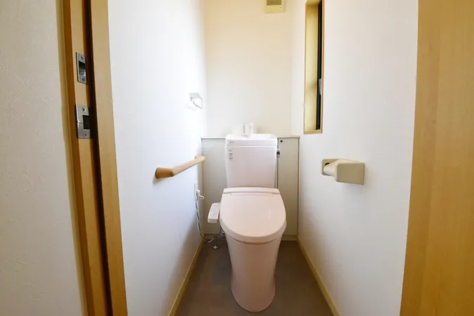 空気の入れ替えもしやすい窓付の明るいトイレです。