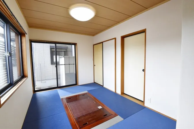 青色のモダンな畳を採用した、床の間・押入れ付きの6帖和室。掘り込み式座敷を設けています。