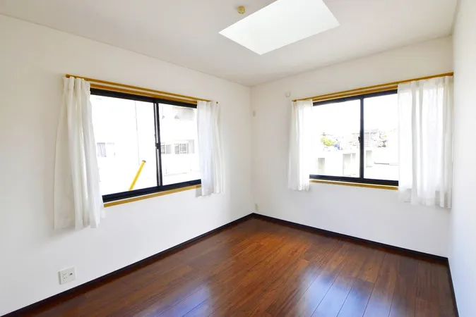 1階洋室は二面採光に加え、天窓を備えています。