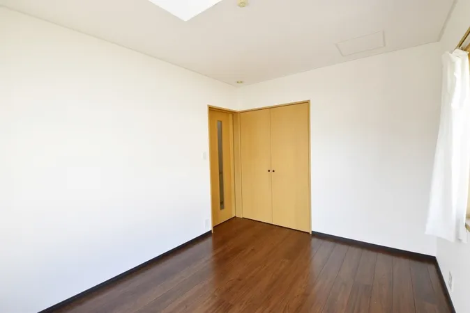 １階洋室には奥行のあるクローゼットがあり、衣類や日用品の収納に利用できます。