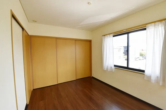 ２階北側洋室は北側壁全面がクローゼットになっており、収納をまとめやすい間取りです。