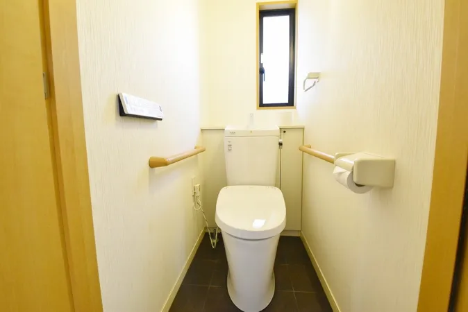 空気の入れ替えもしやすい窓付の明るいトイレです。