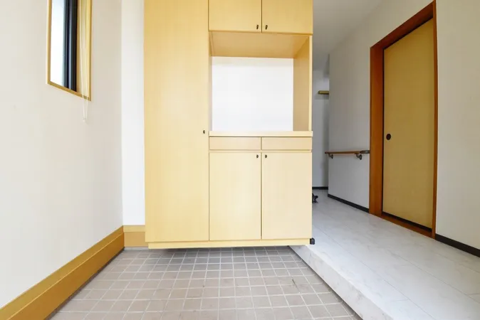 玄関には窓とスリット窓付きの玄関ドアを設け、採光に配慮しています。