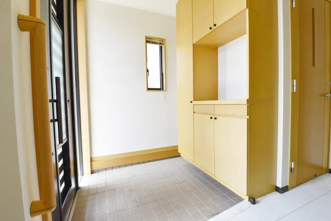 天井までの玄関収納で、玄関をすっきり使えます。