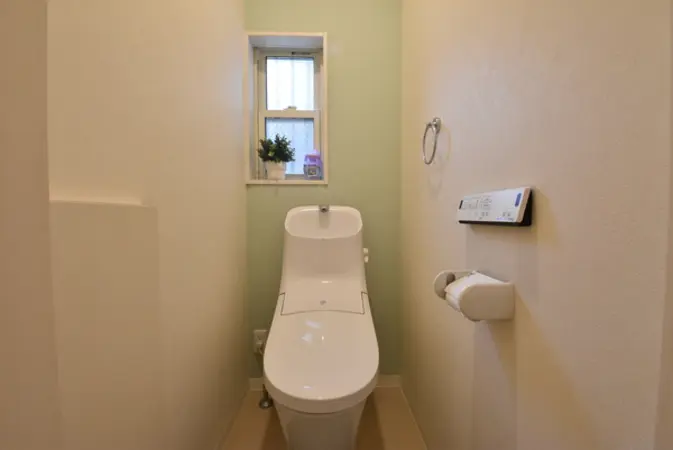 空気の入れ替えもしやすい窓付の明るいトイレです。