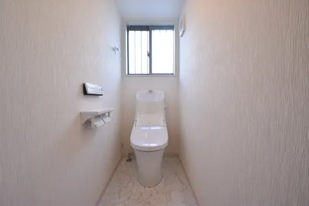 トイレには快適な温水清浄便座付です。