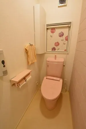 4階トイレには換気に便利な小窓付き。