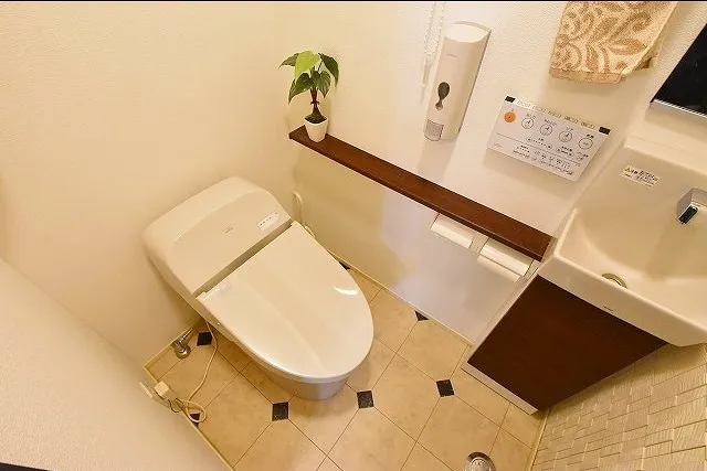 2階トイレには快適な温水清浄便座付。