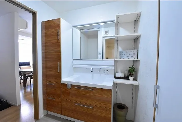 清潔感のある3階洗面化粧台。収納スペースもたっぷりあります。