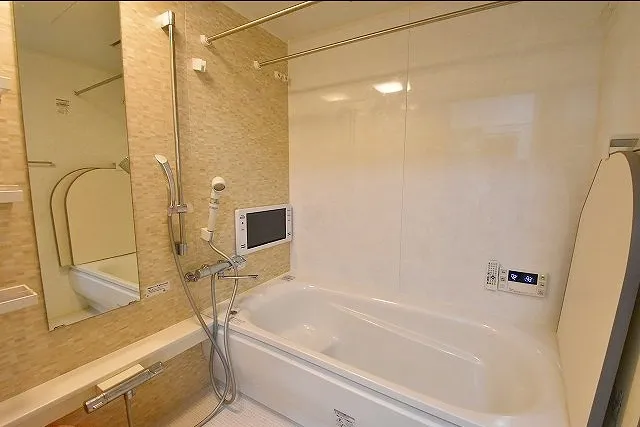 3階浴室は追い焚き機能付きで経済的！浴室乾燥機付なので雨でも安心してお洗濯できます。