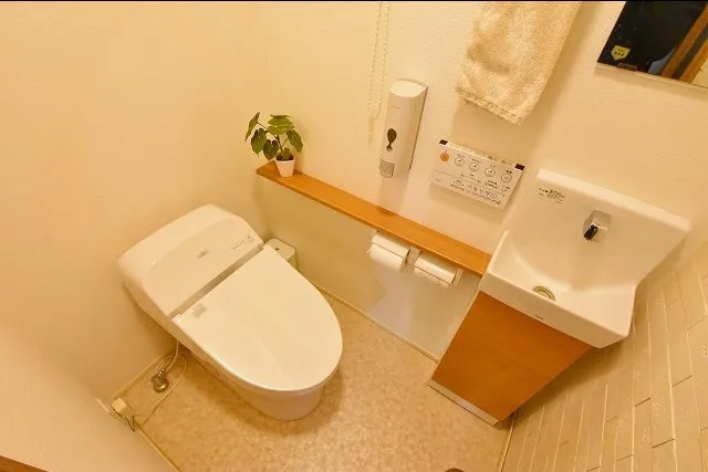 3階トイレには快適な温水清浄便座付。