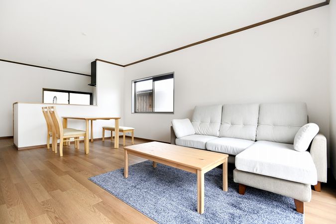 益野町戸建 ダイニングテーブルやソファー、ローテーブルなどの家具もしっかりと配置できます。