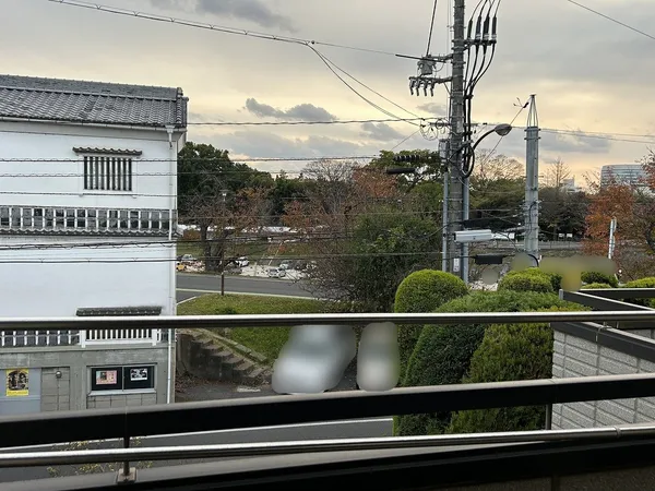 バルコニーからは旭川を望めます。春の旭川沿いの桜など、四季に応じた景観をお楽しみいただけます。