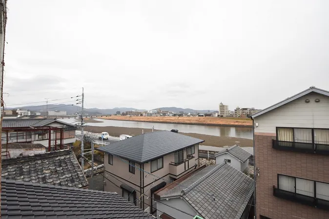 屋上からの眺望。旭川や岡山城が望めます。