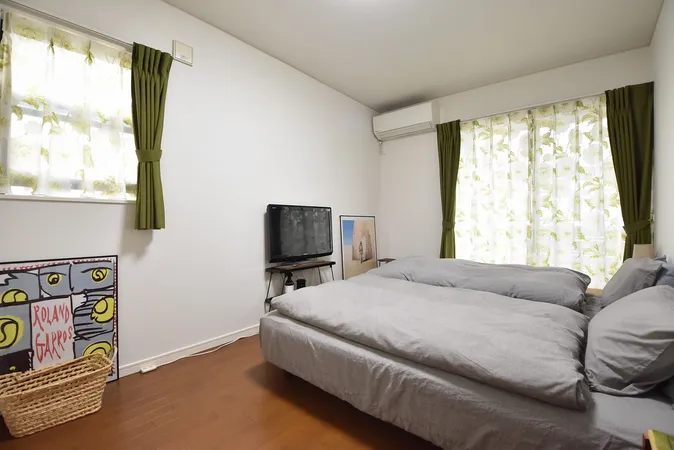 南東側洋室は2面採光で明るいお部屋です。