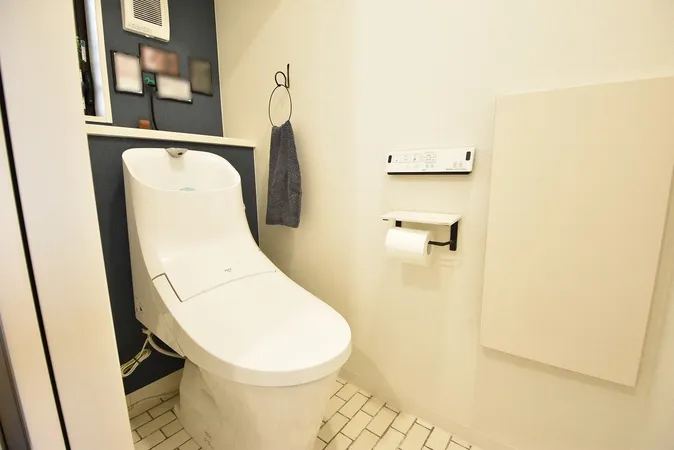 トイレは白を基調にした清潔感のある空間です。ちょっとした小物をディスプレイできるカウンターがあります。