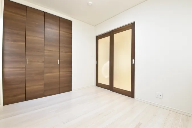 LDK横の洋室は間仕切りを開放するとリビングの延長として使えます。