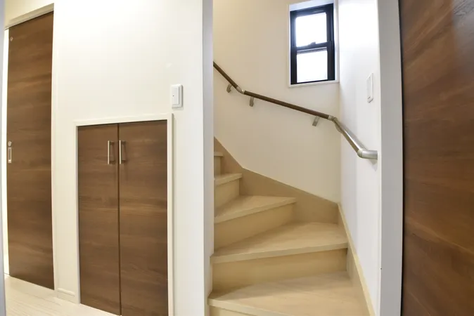 階段下収納もあります。