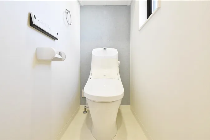 小窓付き2階のトイレです。