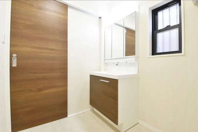 開けると大容量の収納、閉めると3面鏡で見た目もすっきり