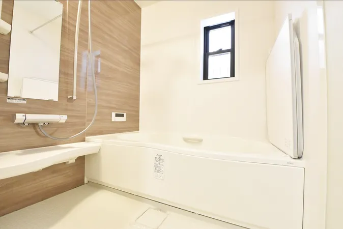 浴室乾燥機はカビ防止に、天気を気にせず洗濯を干せて大活躍。換気に便利な小窓付き。