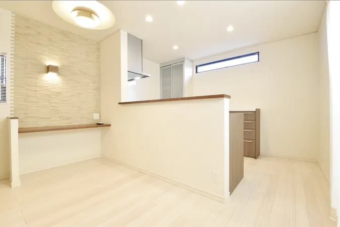 リビングにはデスクワークやリビング学習など多彩に活用できるカウンタースペースがあります。