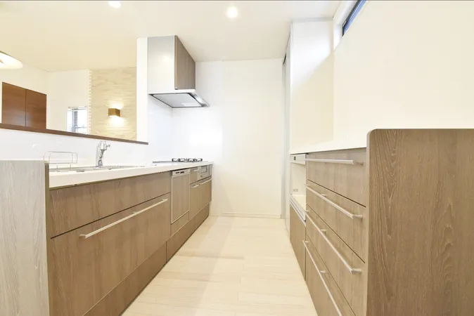 カップボード付きのキッチンは収納量が豊富。利用目的に合わせて使用することができます。