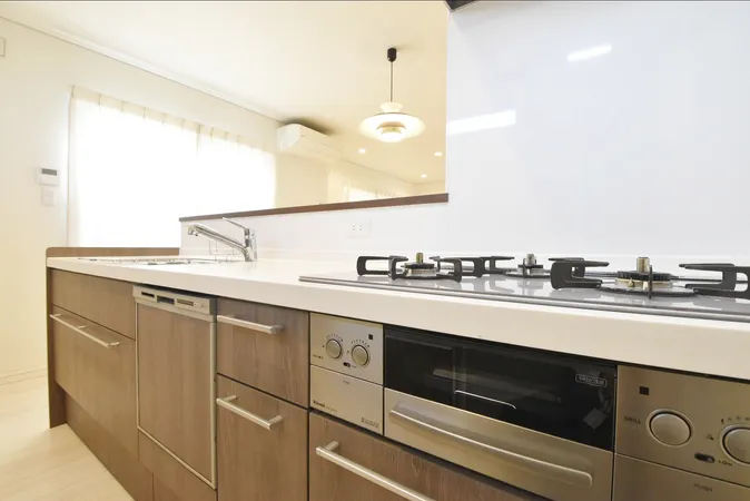 食器洗浄乾燥機、3口コンロ、ハイパーガラスコートトップ等、こだわりと機能美に溢れたキッチンです。