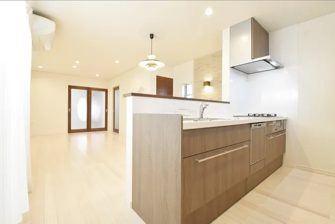 リビングのお子様を見守りながらお料理ができる対面キッチン。