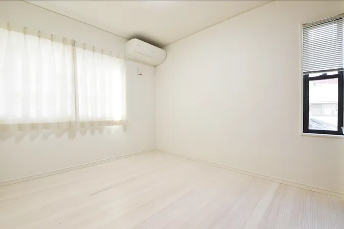 2階LDK横の洋室。便利な全居室収納スペース付