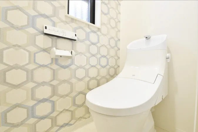 1階トイレ。温水洗浄・暖房便座付きです。