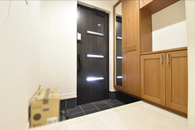 シューズボックスにはおでかけ前の身支度チェックに欠かせない姿見付き。シューズボックス上のスペースは小物を飾ってちょっとしたインテリアスペースに。