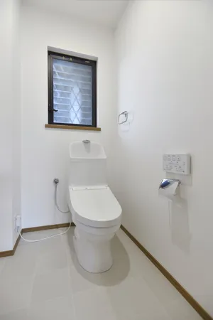 空気の入れ替えもしやすい窓付の明るいトイレです。