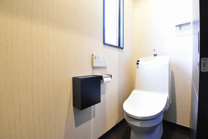 空気の入れ替えもしやすい窓付の明るいトイレです。