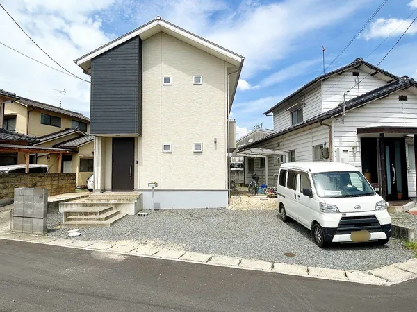 交通量の少ない閑静な住宅街です。