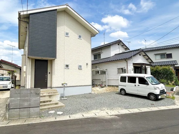 前面道路幅員約6mあり、スムーズに駐車が行えます。