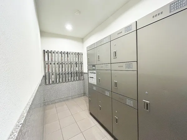 不在時にも荷物の受け取りが便利な宅配ボックス付