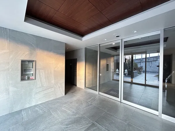 シンプル且つモダンなエントランス＆ホール。ゆとりを感じさせる上質で明るい空間が住まう人や訪れる人を心地よく迎え入れてくれます。