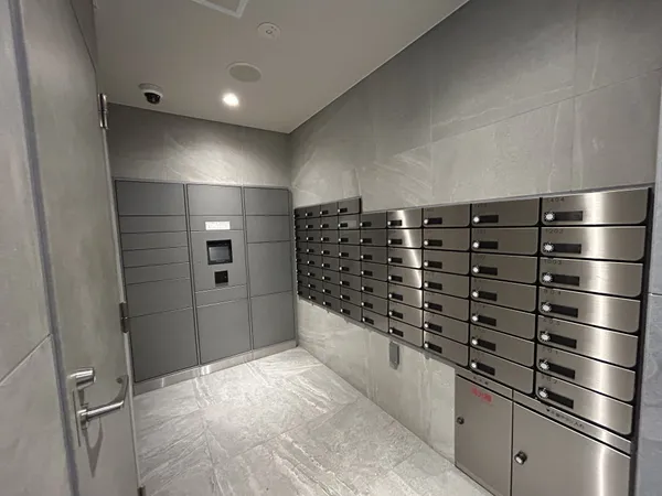 宅配ボックスがあり、お仕事で忙しくても荷物が受け取れます。