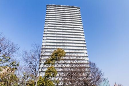 JR山陽本線「岡山」駅まで徒歩15分（1150ｍ）。約29階建てのタワーマンション。
