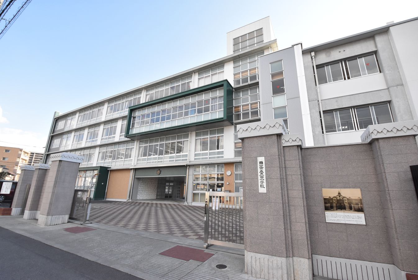 サーパス東古松 岡山市立鹿田小学校(約940m) 岡山市立鹿田小学校(約940m)