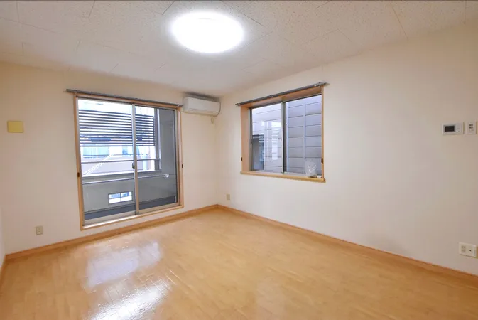 南東向きにバルコニーの明るいお部屋です。